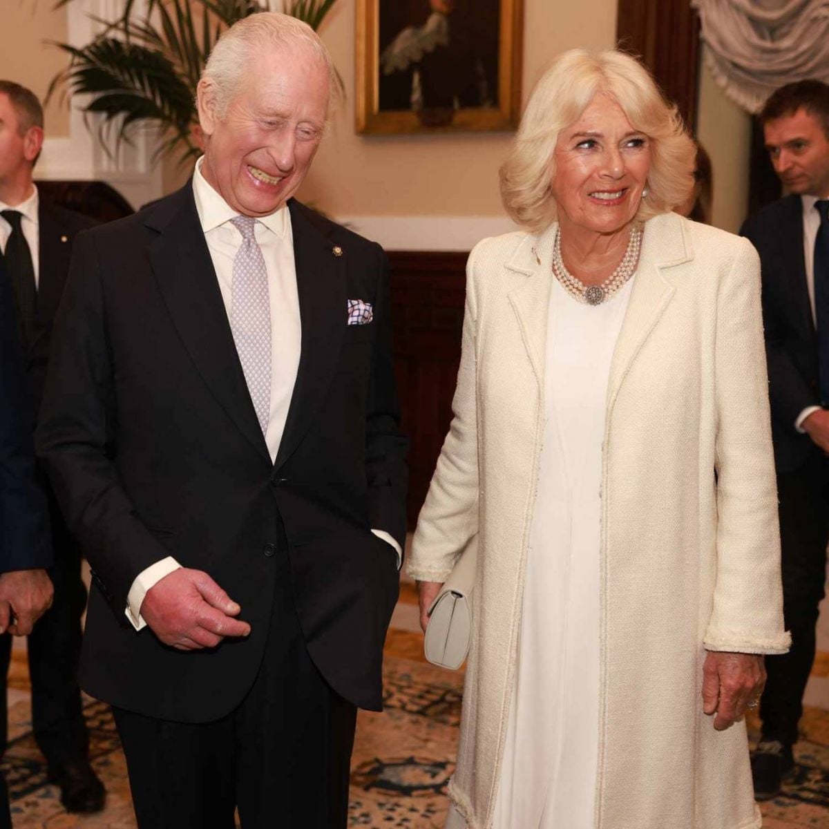 الملكة كاميلا تعيد ارتداء فستان زفافها بعد 20 عاماً... مع تعديلات خاصة