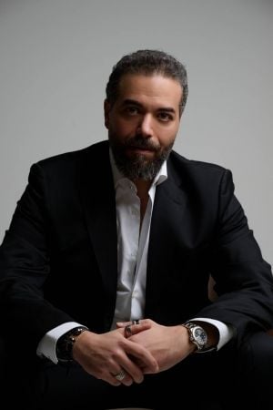 المصمم جو كنعان... الأناقة الخالدة والقصص الشخصية في فساتين الزفاف