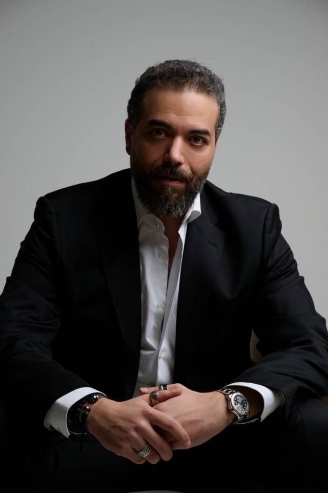 المصمم جو كنعان... الأناقة الخالدة والقصص الشخصية في فساتين الزفاف