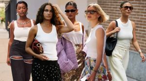 طرق تنسيق الـ Tank Top البيضاء بلمسة صيفية مريحة وأنيقة