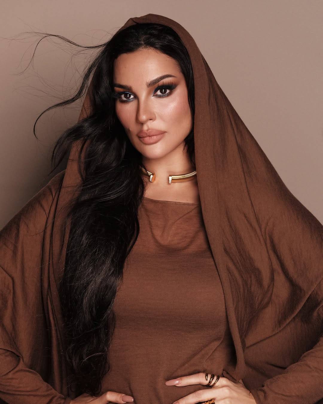 نادين نسيب نجيم تردّ بقوة على منتقدي فستانها ومن وصفها بأنها 