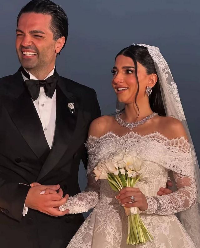 نارين بيوتي بفستان من إيلي صعب 