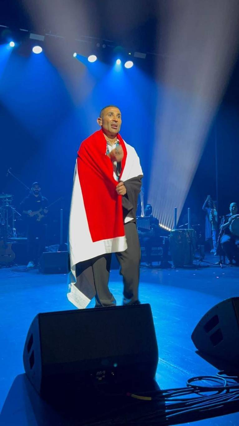 أحمد سعد يلتف بعلم مصر