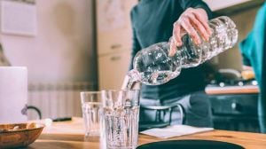 خبير تغذية رياضية يكشف عن أفضل توقيت لشرب الماء