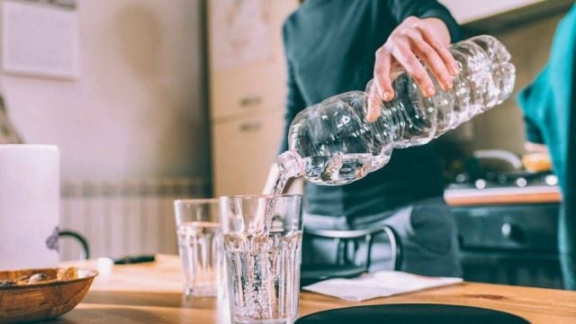خبير تغذية رياضية يكشف عن أفضل توقيت لشرب الماء