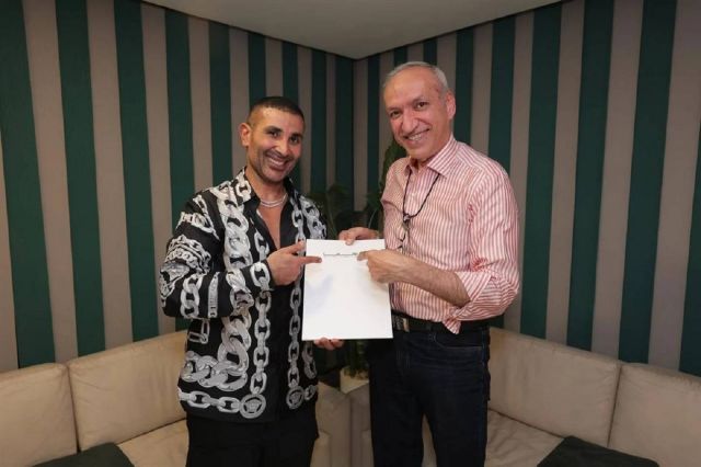 أحمد سعد وسالم الهندي يوقعان العقد