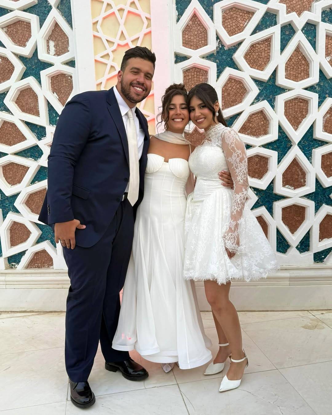 مايان مع شقيقتها وعريسها