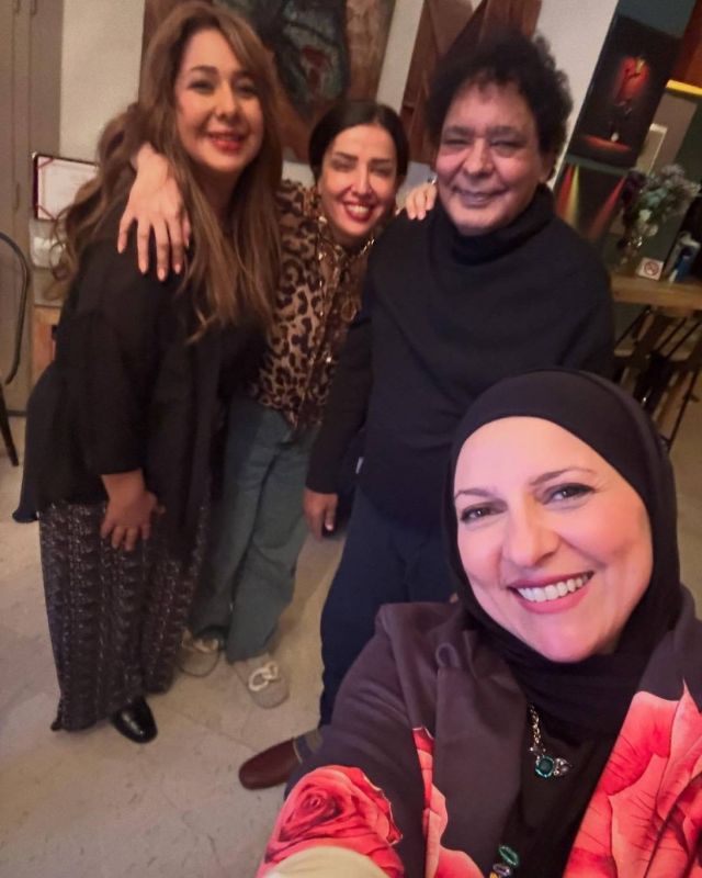 محمد منير وضيوفه في منزله