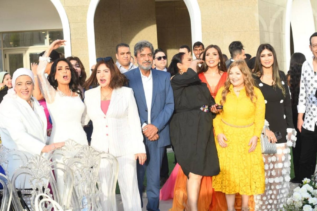 أمل رزق تحتفل بعقد قران ابنتها بالدموع (صور)