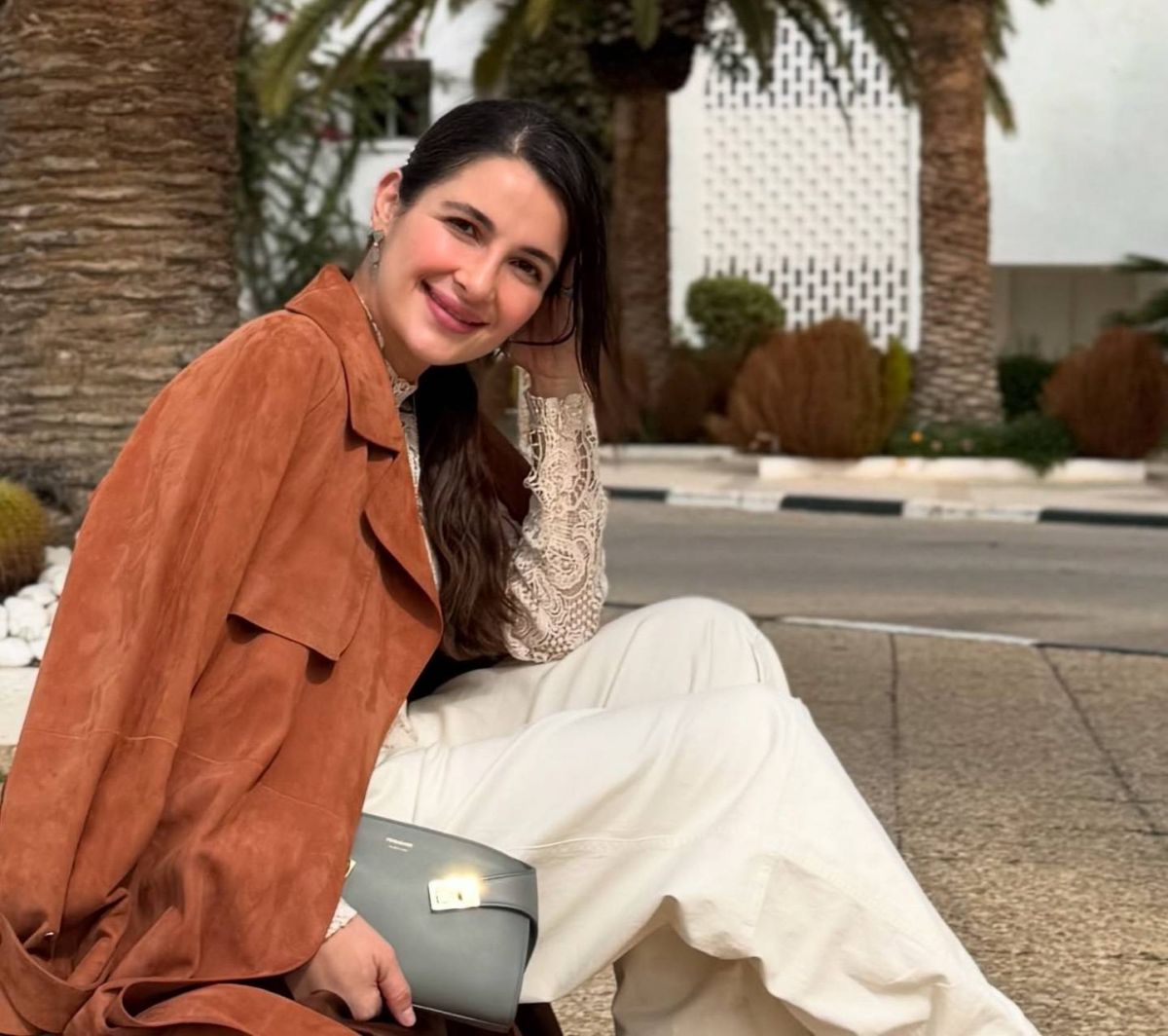 شام الذهبي تحتفل بإعادة فتح عيادتها