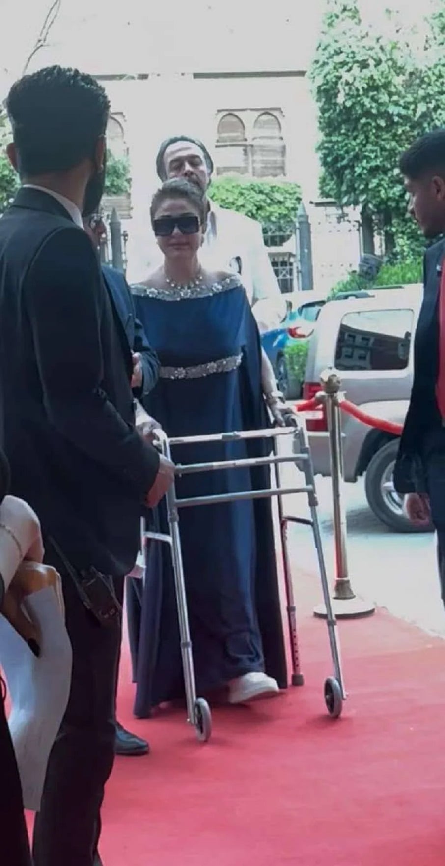 مادلين طبر تظهر بعكاز خلال تكريمها