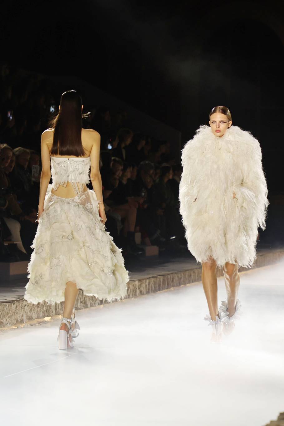 الريش يتسيّد منصات ربيع وصيف 2025: فخامة مرهفة ولمسة درامية خفيفة