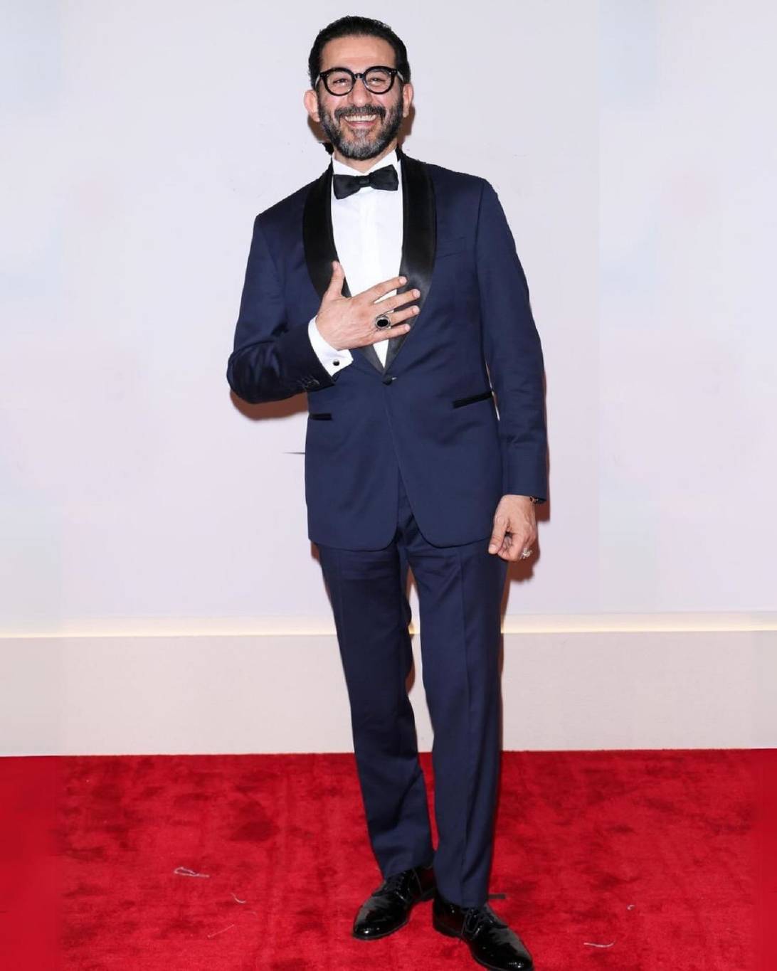 أحمد حلمي يهدي تكريمه لأربع نساء (فيديو)