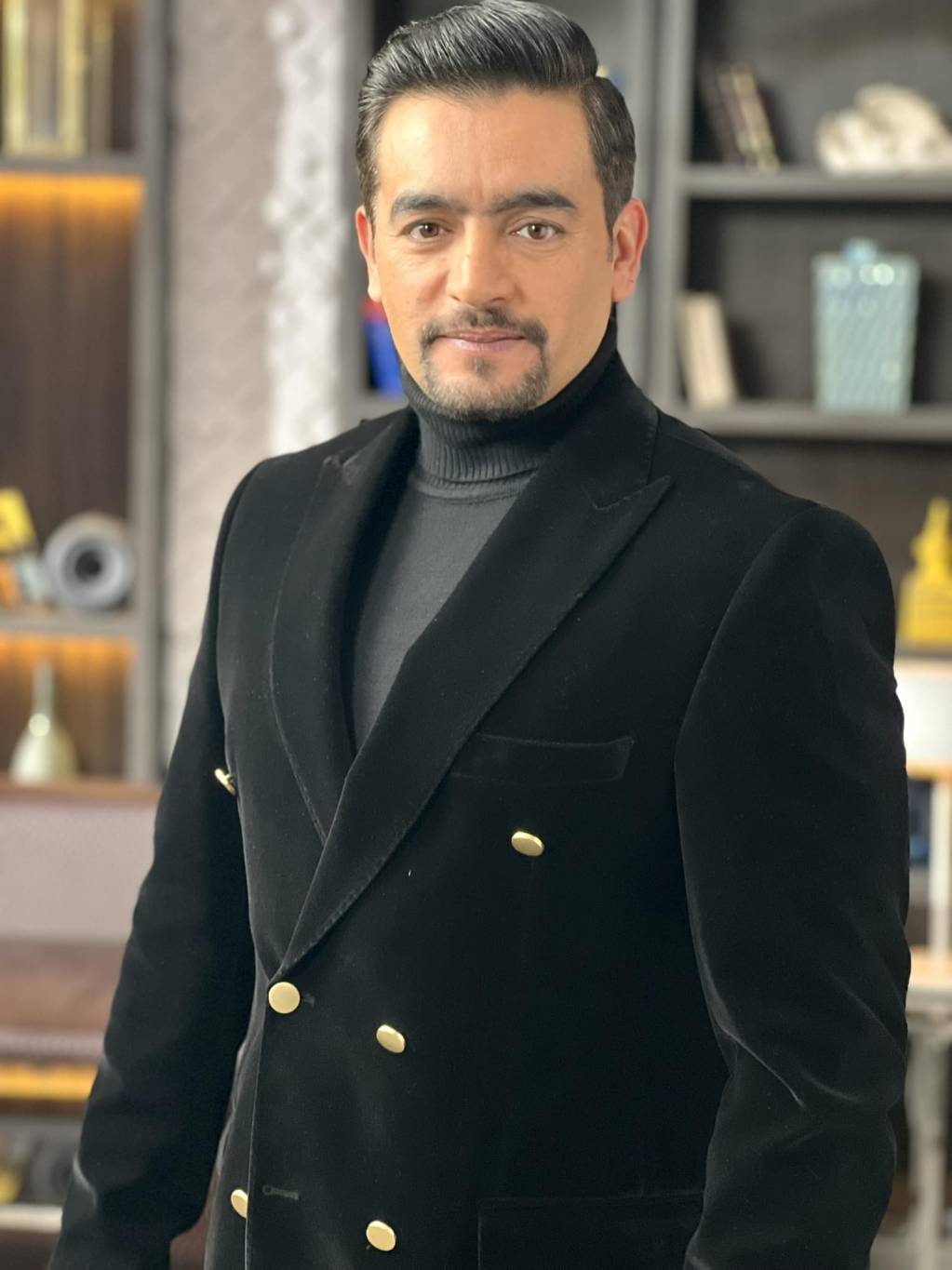 هاني سلامة يعود الى القاهرة لاستئناف تصوير فيلمه الجديد