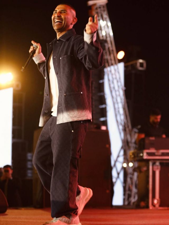 أحمد سعد يتفاعل مع الجمهور