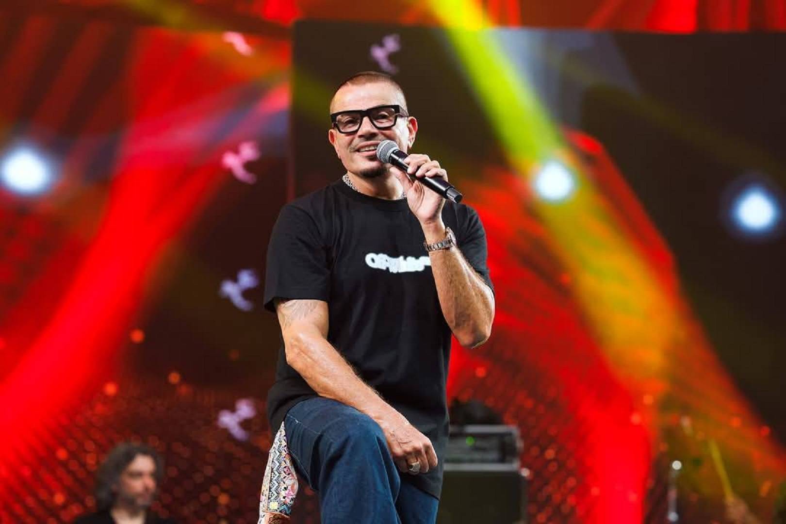 عمرو دياب بإطلالة جديدة في حفله بدبي