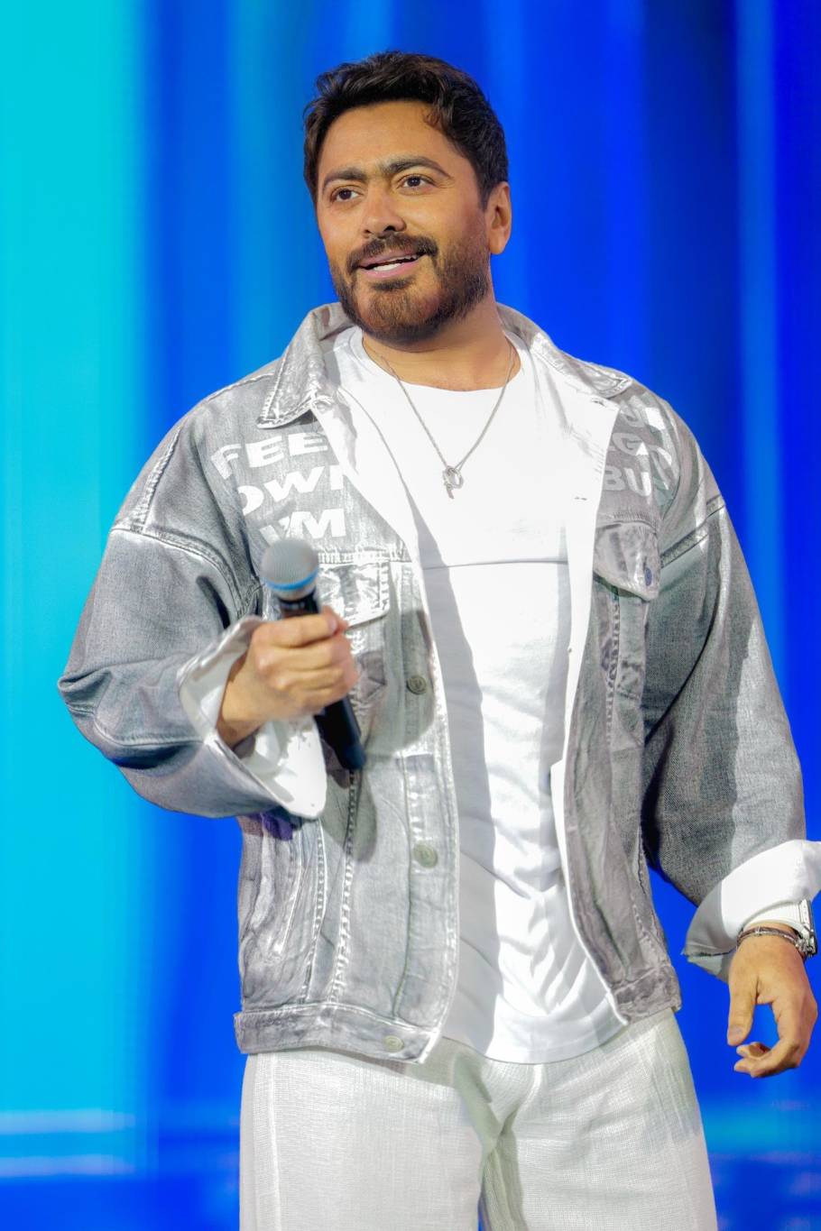 تامر حسني برسالة حب مؤثرة لجمهوره