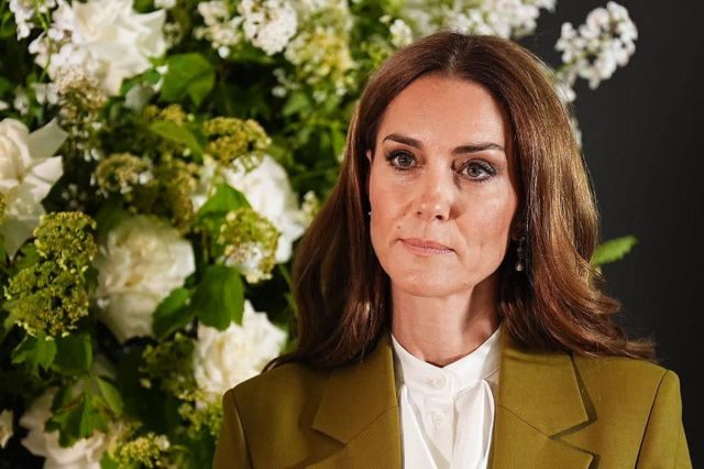 كيت ميدلتون ببدلة من فيكتوريا بيكهام Victoria Beckham