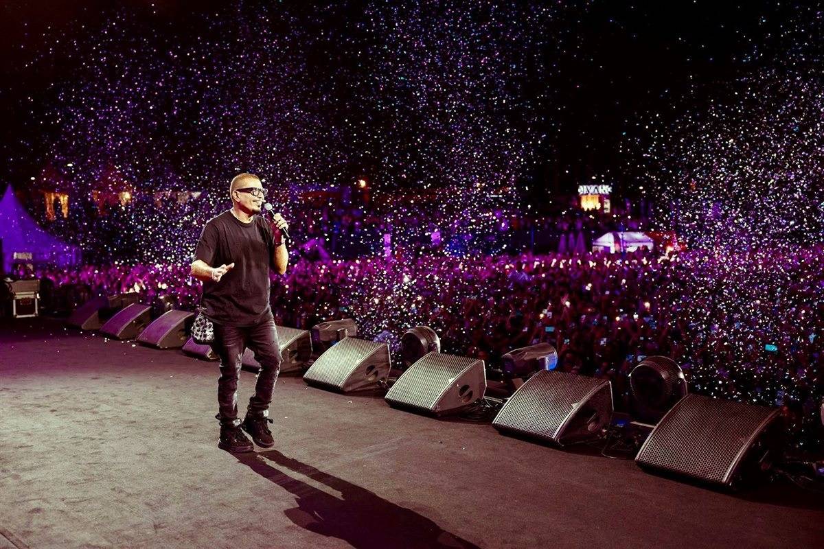 عمرو دياب يفاجئ جمهوره بفيديو وثائقي على المسرح (فيديو وصور)