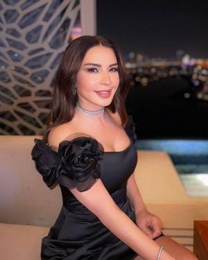 ماغي بو غصن ترقص بـ"روب" الاستحمام في "كان" (فيديو)