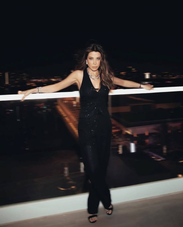 نانسي عجرم تتألق بجمبسوت أسود لمّاع ومجوهرات Tiffany & Co