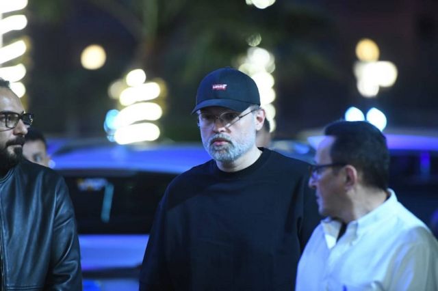 محمد محمود عبد العزيز في طريقه إلى العزاء