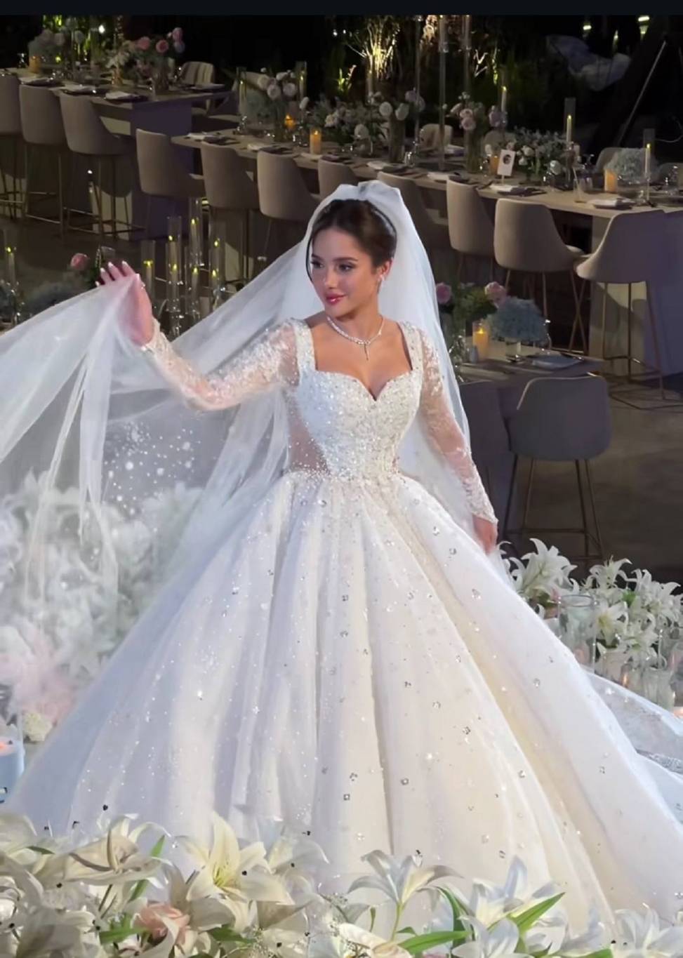 رنا رئيس تحتفل بزفافها بإطلالة مَلكية (فيديو)