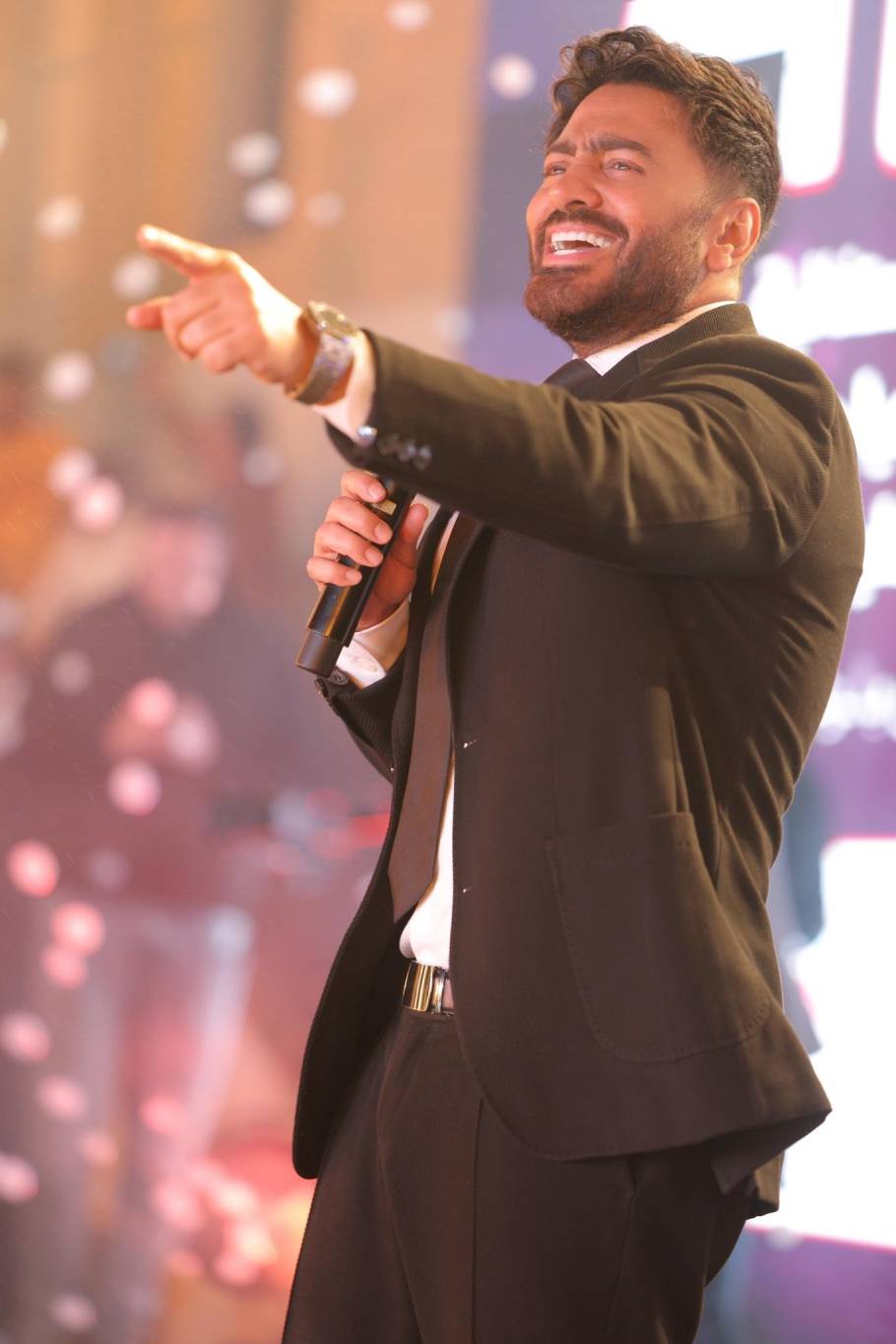 تامر حسني يمازح الشامي قبل حفلهما في مصر (فيديو)