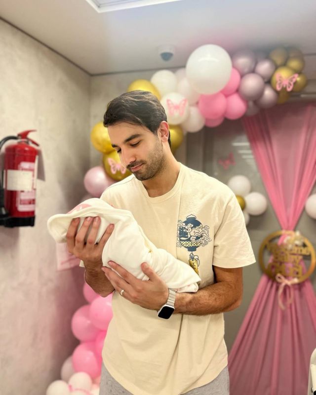 حازم إيهاب يحمل طفله عقب ولادته