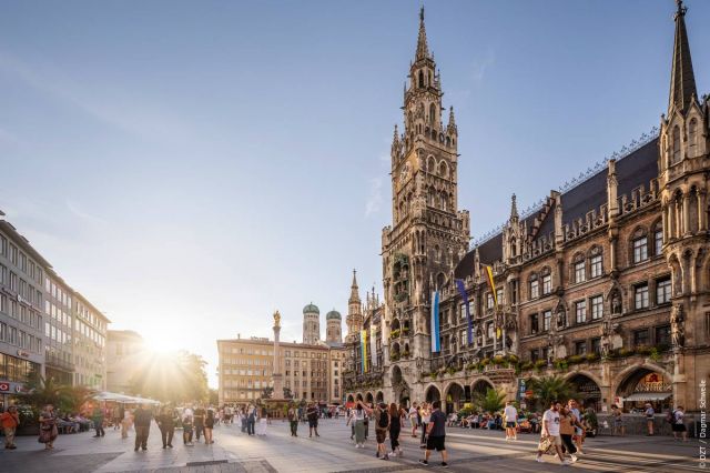 ميدان ماريانبلاتس أمام البلدية الجديدة في ميونخ