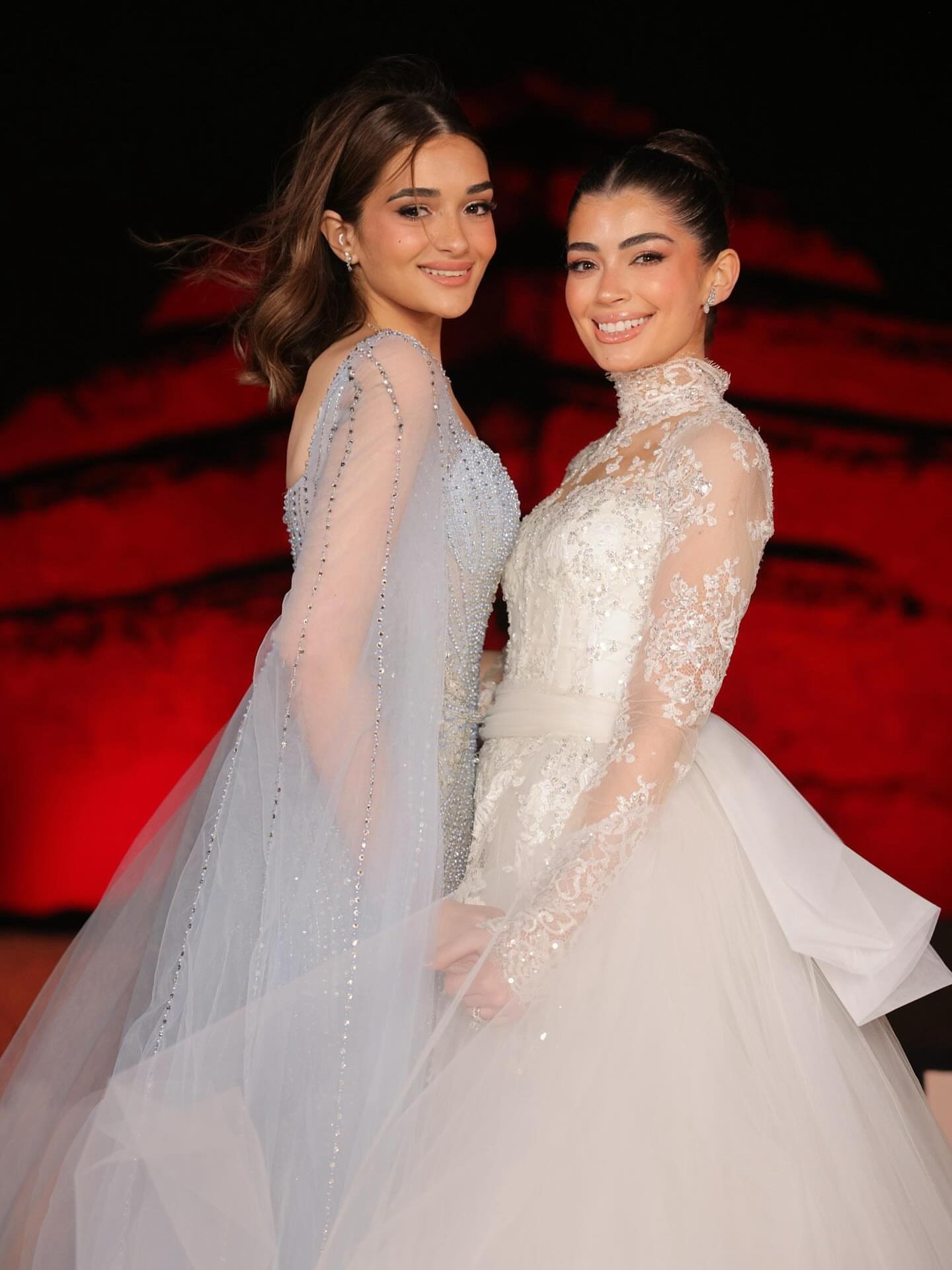 ملك زاهر مع شقيقتها ليلى