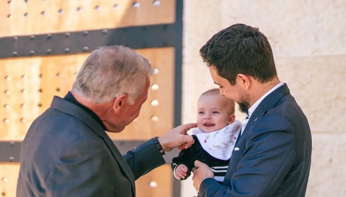 الأميرة إيمان في لقطة عفوية ساحرة مع جدها ووالدها