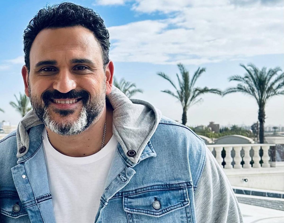 أكرم حسني يكشف سراً عن فيلمه مع ياسمين عبد العزيز (فيديو)