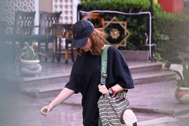 منة شلبي تغطي وجهها في جنازة زوج كارول سماحة