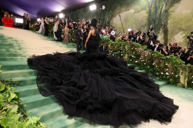 حفل Met Gala 2025 على بُعد أيام: كل ما تحتاجين لمعرفته عن أهم ليلة في عالم الموضة | Laha Magazine