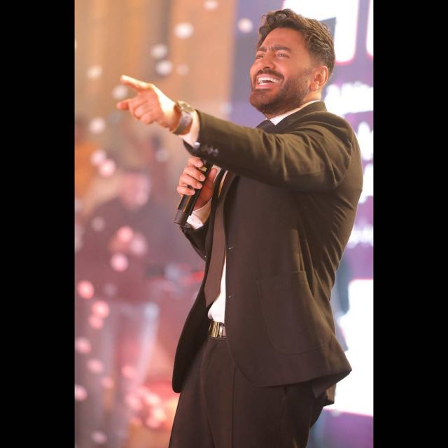 الجمهور يتفاعل مع 