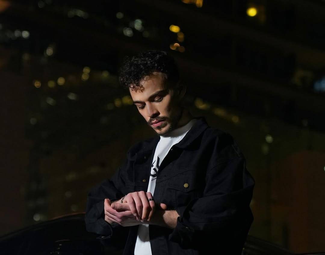 السيلاوي يكشف بتأثّر عن ظلم والدته له (فيديو)