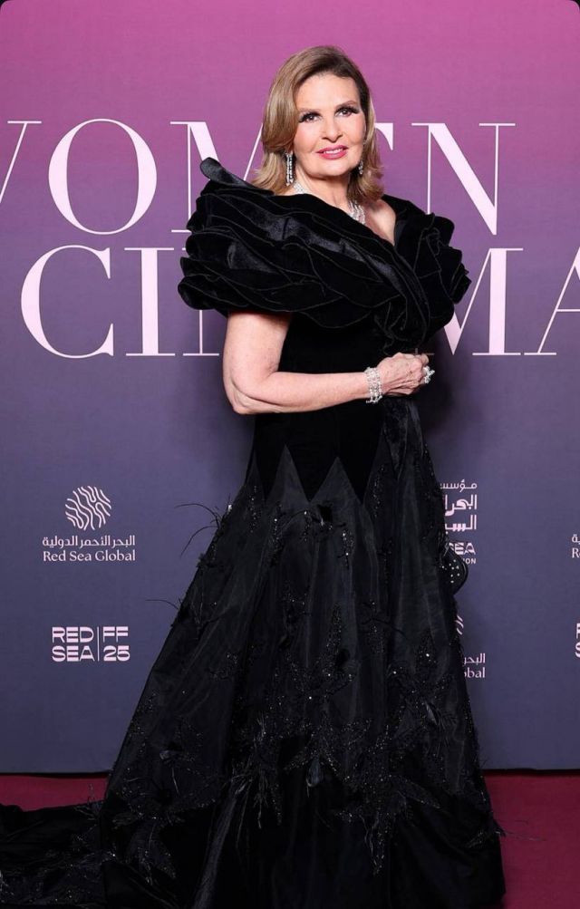 يسرا بفستان طوني ورد