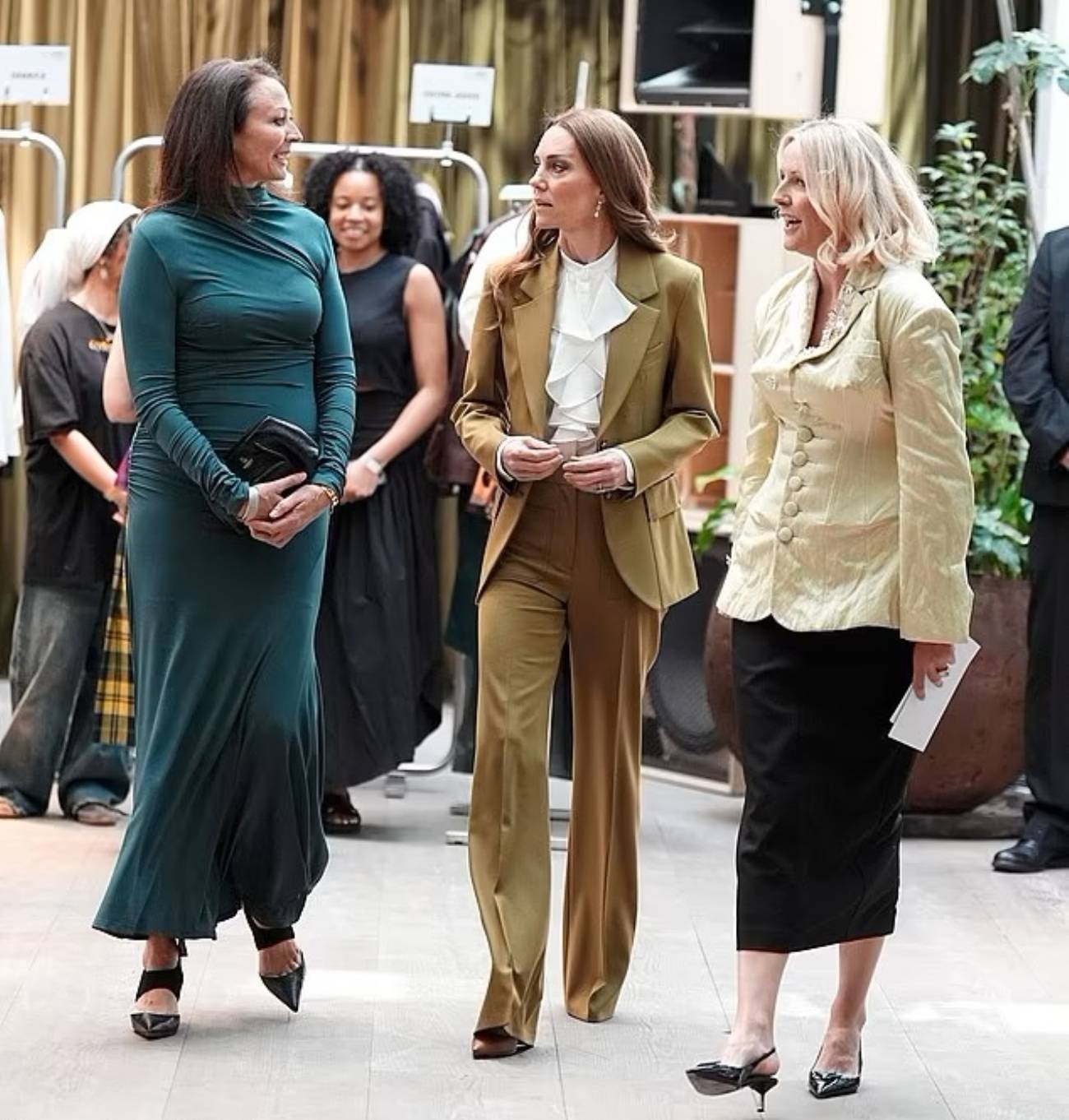 كيت ميدلتون ببدلة من فيكتوريا بيكهام Victoria Beckham كيت ميدلتون ببدلة من فيكتوريا بيكهام Victoria Beckham