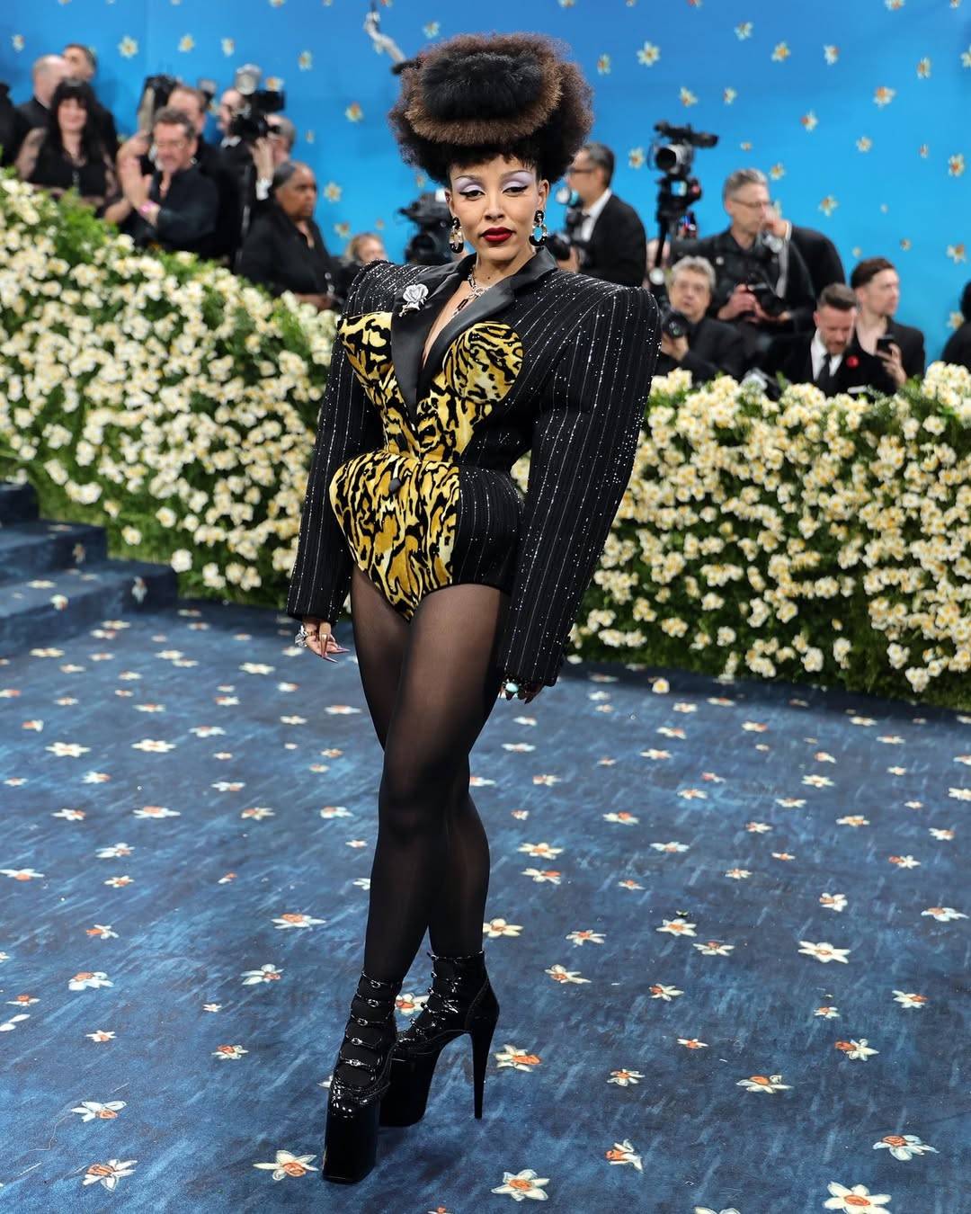 دوجا كات تُبهر الجميع بتصميم خارج عن المألوف