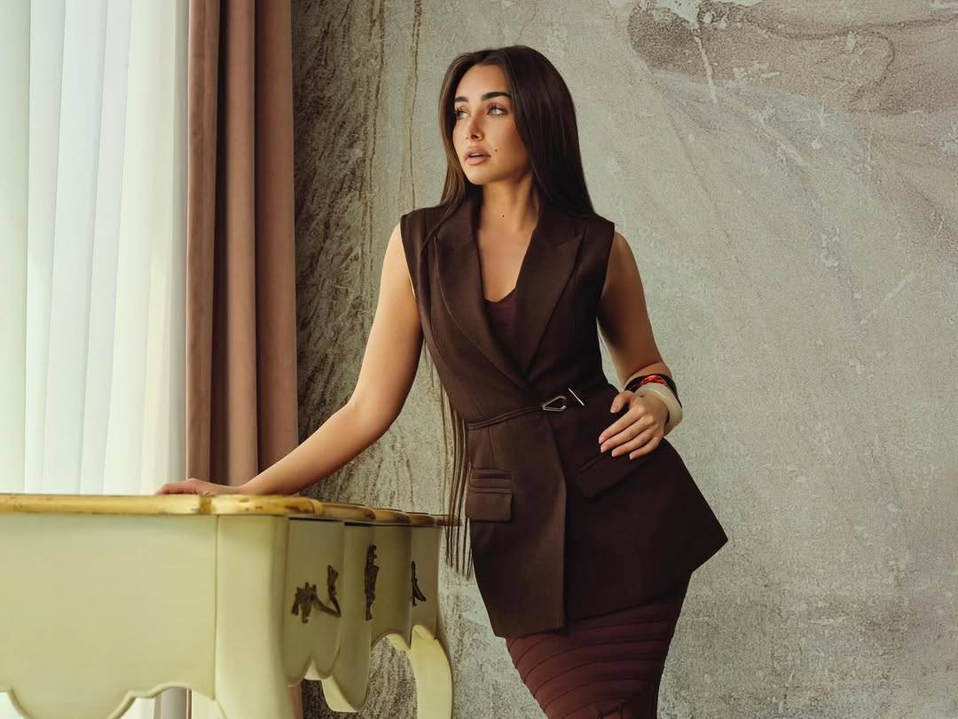 هنا الزاهد تفاجئ الجميع بحذائها الغريب في الشارع