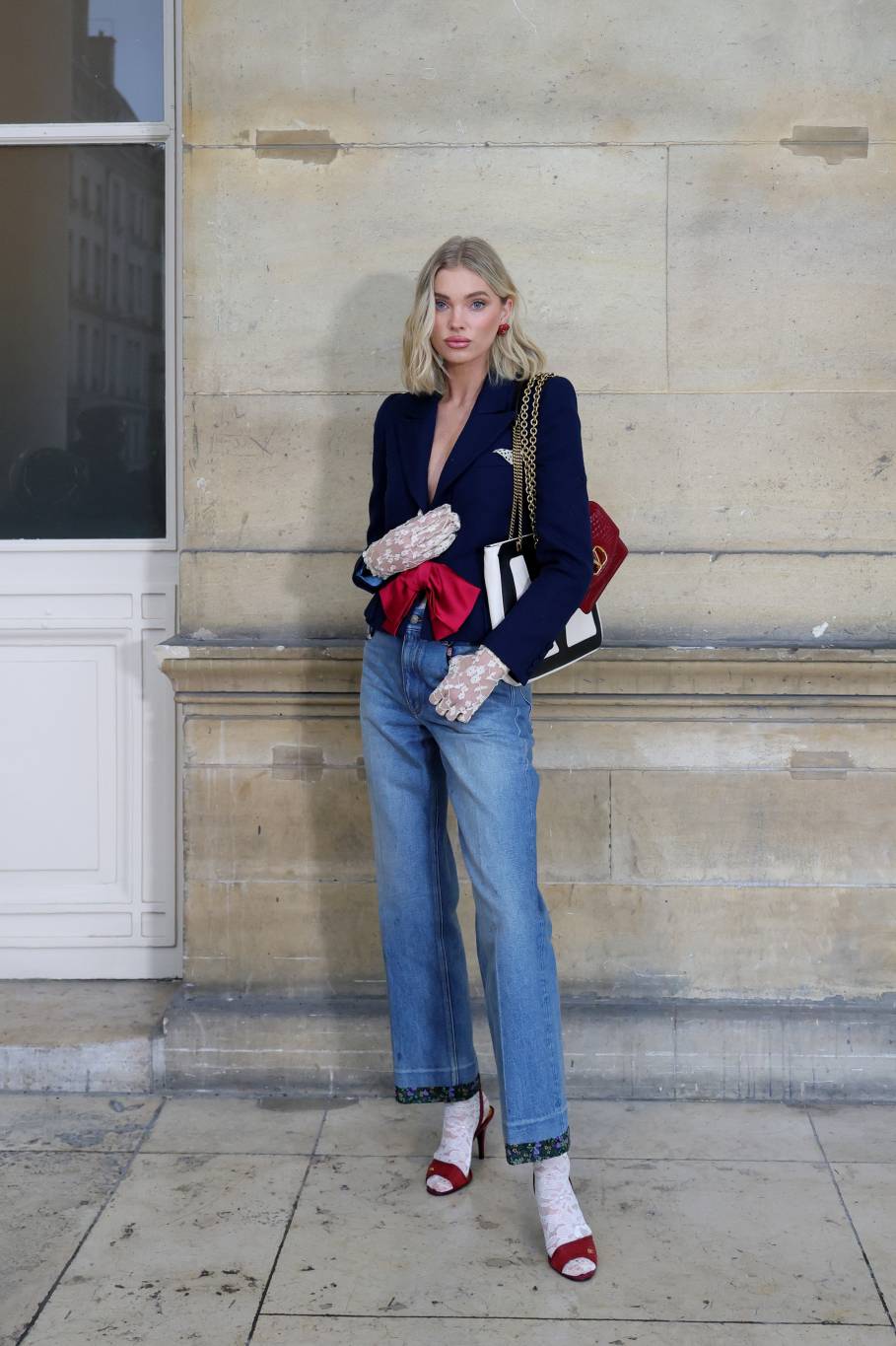 حقيبة Vain من Valentino أناقة خالدة بتجديد فني راقٍ