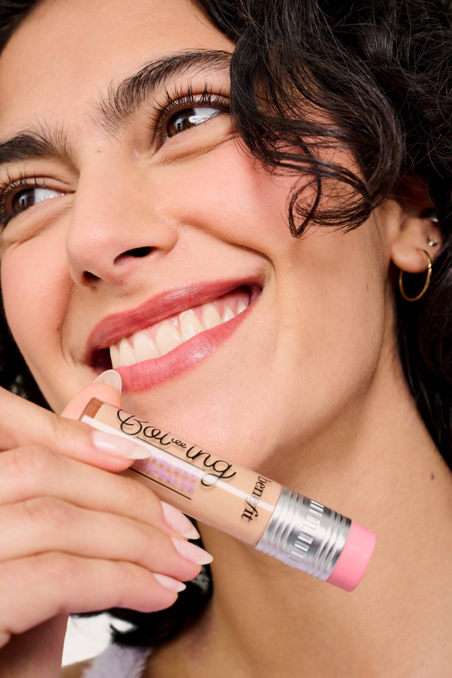 روتين بشرتكِ المثالي مع منتجاتك المفضّلة من Benefit Cosmetics