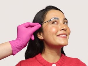 حواجب تمنح وتعطي مع BenefitCosmetics