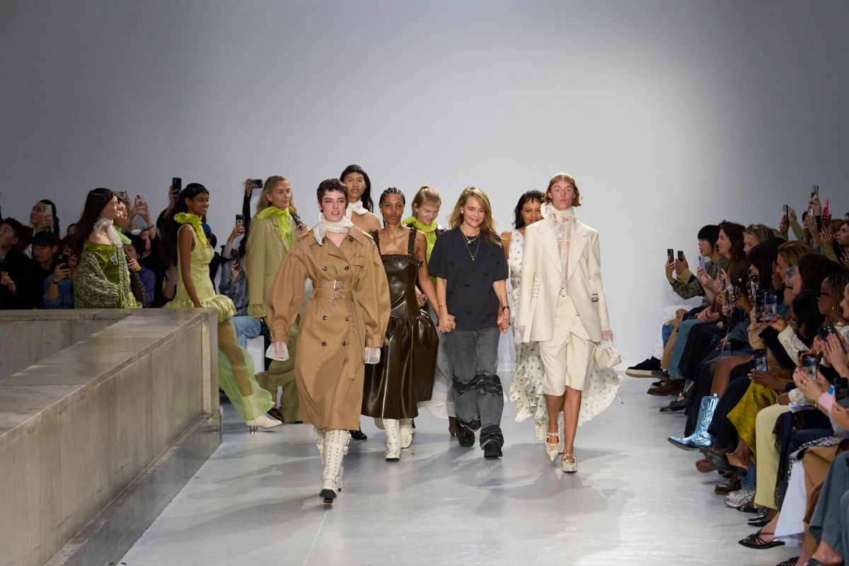 معاطف الربيع والصيف: خفّة وأناقة من توقيع أبرز الماركات العالمية