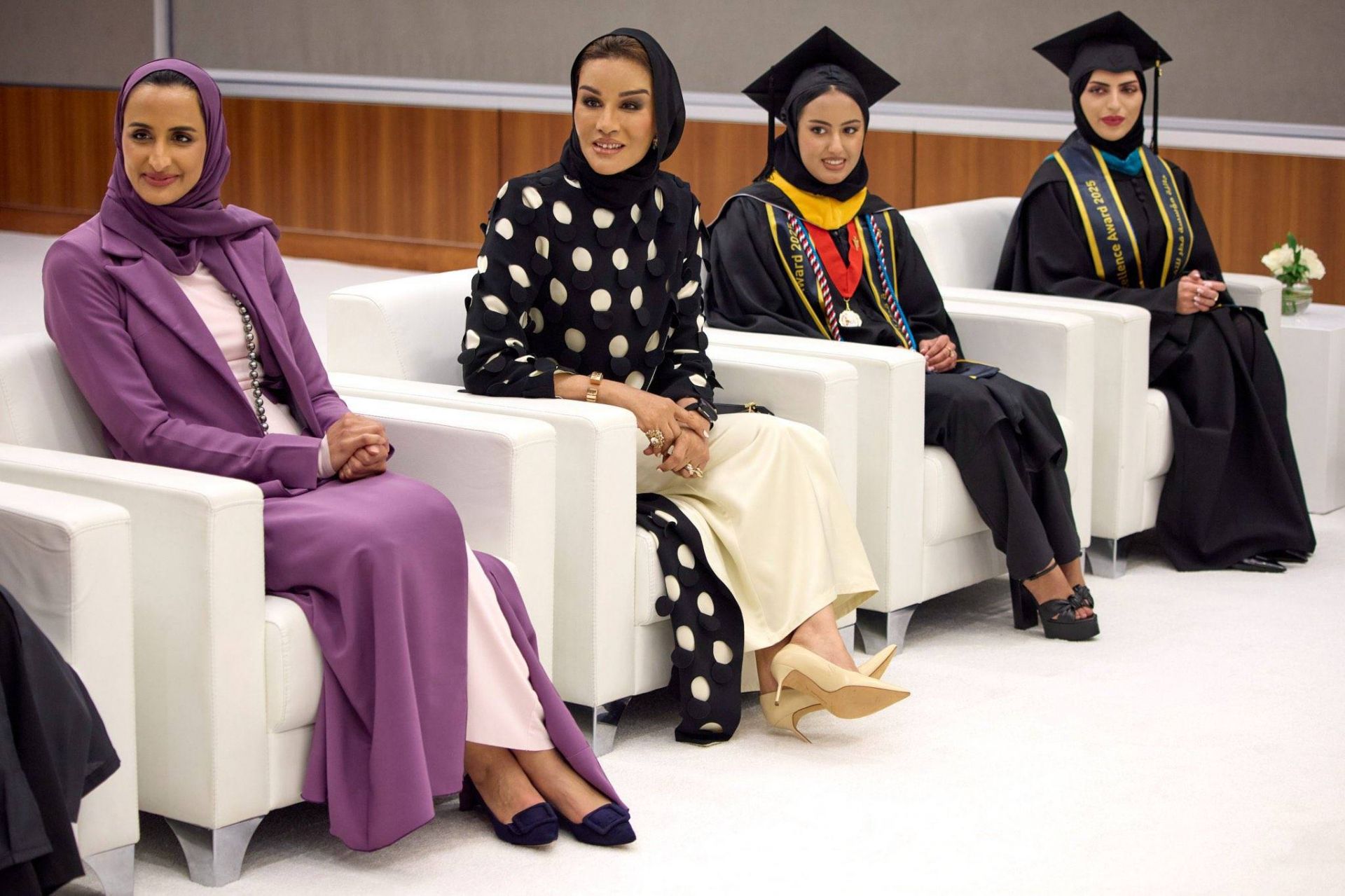 الشيخة موزا بموضة البولكا دوتس الشيخة موزا بموضة البولكا دوتس