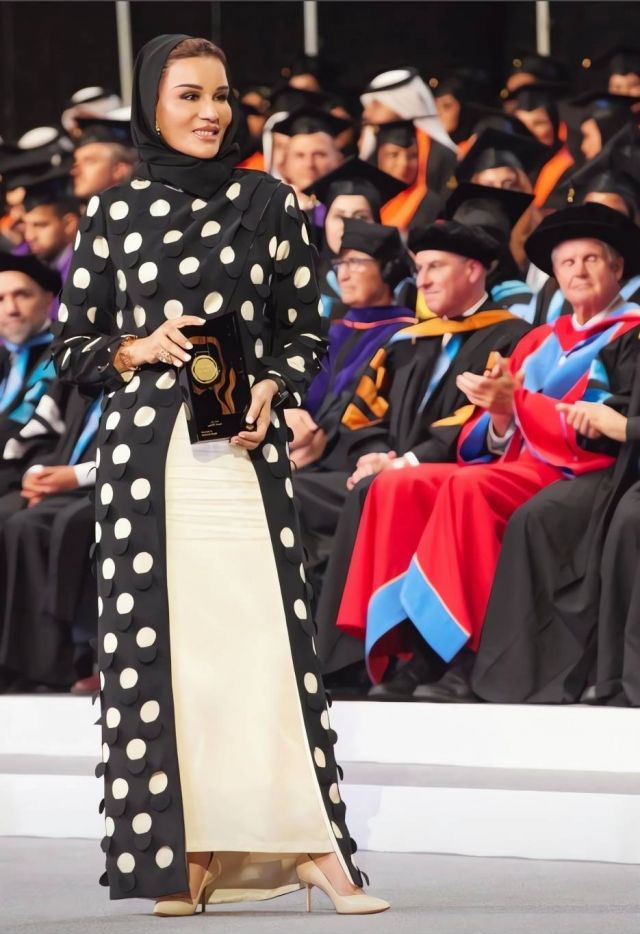 الشيخة موزا تتألق بنقشة البولكا دوتس في قطر