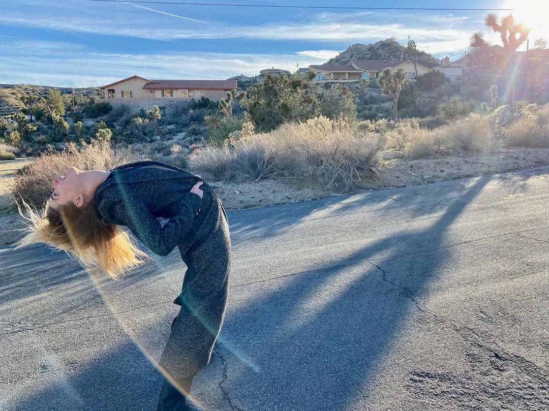 فنانة شهيرة تفاجئ الجميع بإنجاب توأم بشروطها الخاصة!