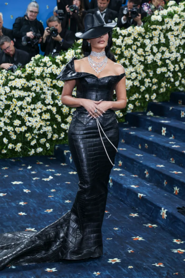 القبّعات تفرض حضورها على سجادة الـ Met Gala: تنوع أنيق وبصمة قوية