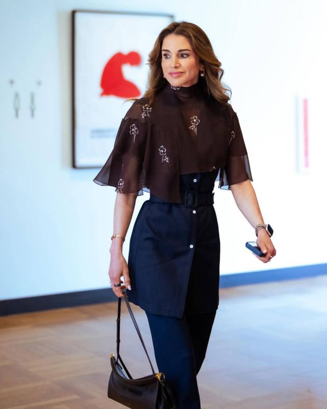 الملكة رانيا بتوقيع Prada في لقائها مع أمينة محمد